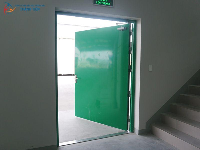 Hình ảnh minh họa việc bảo trì cửa chống cháy nhà máy, ví dụ như kỹ thuật viên đang kiểm tra bản lề, tay co, hoặc gioăng chống cháy, thể hiện sự tỉ mỉ và cẩn thận
