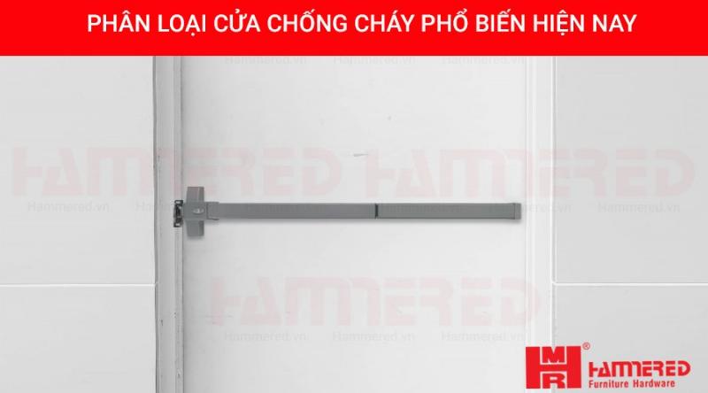 Các loại cửa chống cháy văn phòng phổ biến: cửa thép và cửa kính, minh họa sự khác biệt về vật liệu và thẩm mỹ