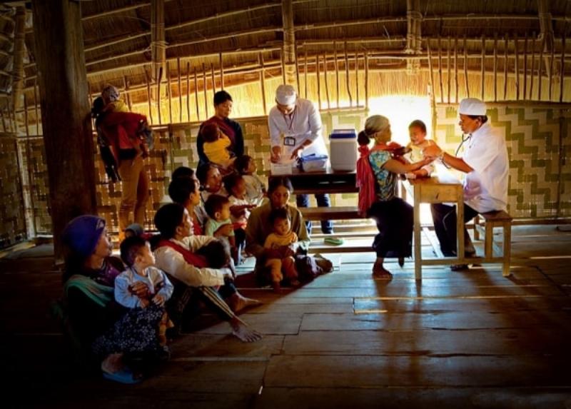 Hình ảnh mô tả người dân Việt Nam hăng say lao động sản xuất, xây dựng cuộc sống mới theo định hướng xã hội chủ nghĩa của Hồ Chí Minh.