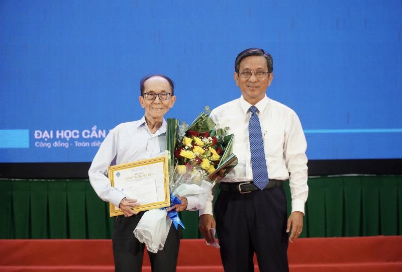 Niềm vui hoàn thành tiểu luận thương mại điện tử và nộp bài