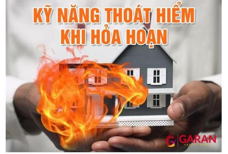 Minh họa các sai lầm phổ biến khi sử dụng cửa thoát hiểm chống cháy: cửa bị chèn, lối đi bị cản trở, biển báo bị che
