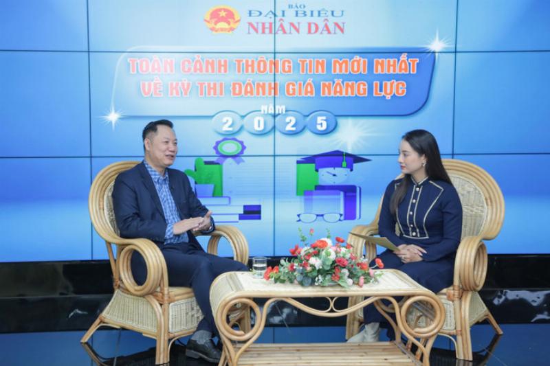 Học sinh hoặc sinh viên đang học lịch sử lớp 11 trên máy tính, có tài liệu tham khảo.