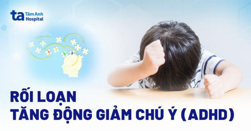 Hình ảnh một sinh viên trông mệt mỏi ngồi giữa đống sách, giấy tờ lộn xộn, thể hiện sự quá tải hoặc gặp khó khăn trong quá trình nghiên cứu