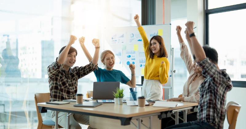 Hình ảnh sinh viên đang trình bày hoặc thảo luận về kiến nghị với nhà trường trong một buổi họp hoặc seminar nhỏ, thể hiện sự tương tác và đóng góp