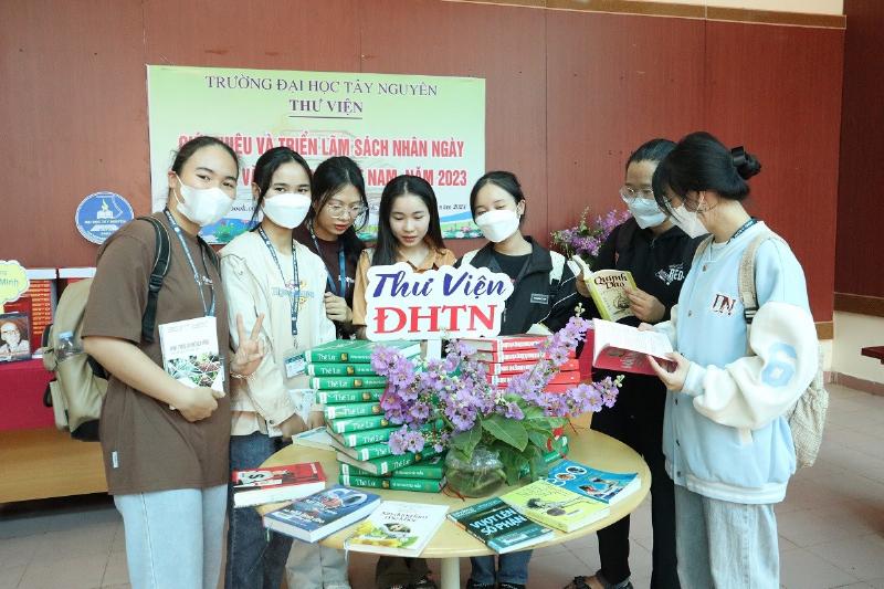 Hình ảnh thư viện trường đại học với sinh viên đang học tập và tìm kiếm tài liệu nghiên cứu