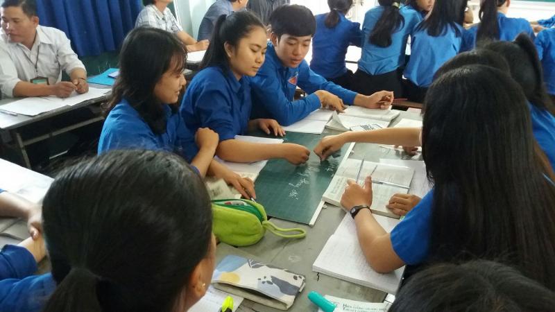Học sinh thảo luận bài tập trắc nghiệm Địa lý