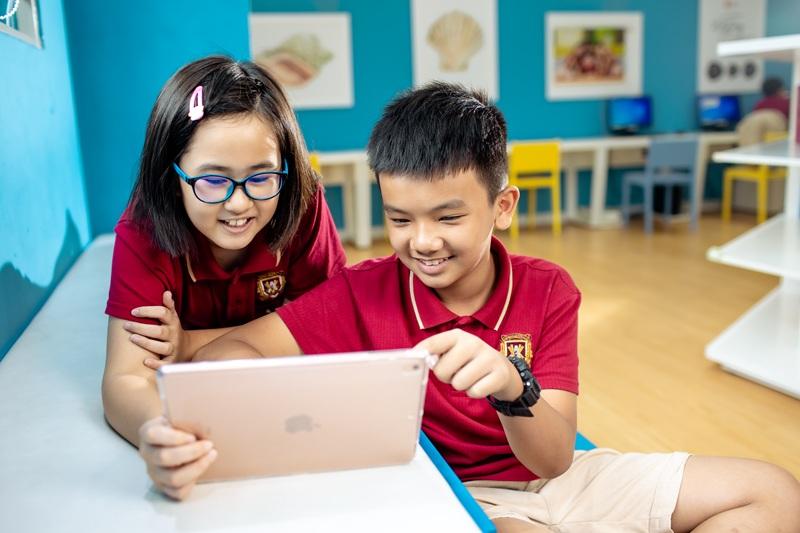 Hinh anh minh hoa ve mot giao vien dang tuong tac tich cuc voi hoc sinh trong lop hoc hien dai, hoac phu huynh day con, hoac cac hoat dong dao tao trong doanh nghiep