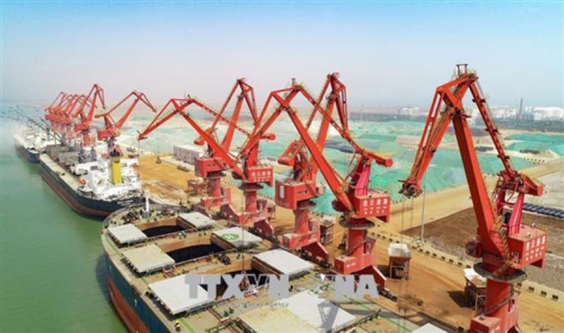 Hình ảnh hiện đại mô tả sự kết hợp giữa phát triển kinh tế (tòa nhà cao tầng, khu công nghiệp) và các yếu tố xã hội, văn hóa (công viên, trường học, bệnh viện) ở Việt Nam, minh họa việc vận dụng tư tưởng Hồ Chí Minh về CNXH trong bối cảnh hiện tại.