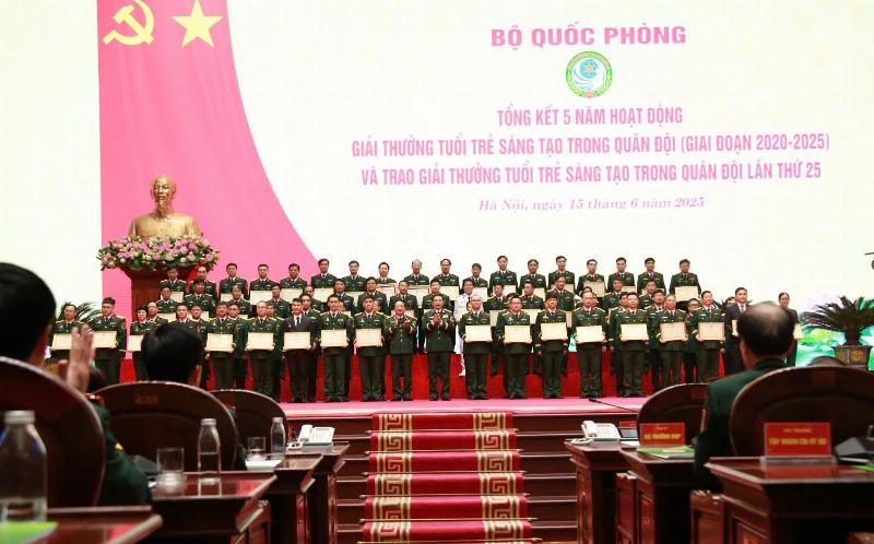 Bác sĩ chuyên khoa nội đang thăm khám cho bệnh nhân