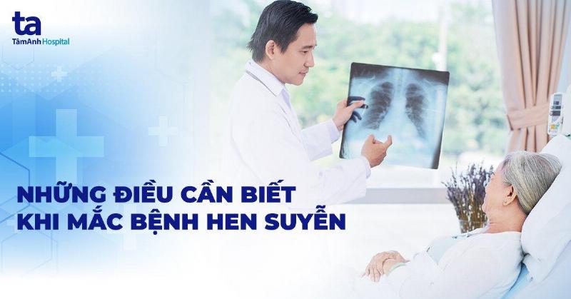 Một bác sĩ đang kiểm tra hơi thở và lồng ngực của một em bé bị ốm, minh họa việc thăm khám chuyên môn khi cần thiết, kết nối với chủ đề sức khỏe và hô hấp có liên quan đến link nội bộ.