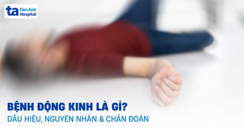 Một bác sĩ trẻ đang sử dụng sổ tay lâm sàng nội tiết của mình trong lúc khám bệnh hoặc làm việc tại phòng khám, thể hiện tính ứng dụng thực tế.
