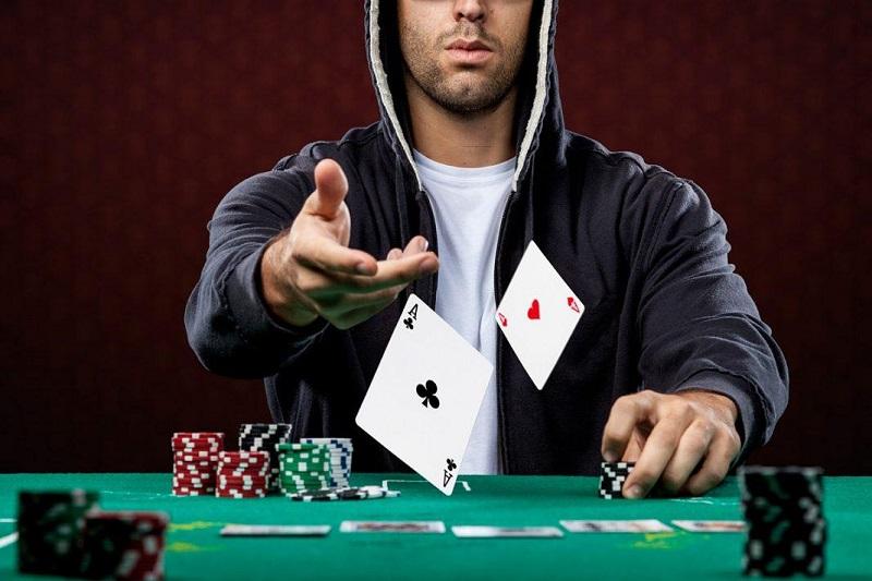 Bluff quá nhiều hoặc quá ít đều là những lỗi thường gặp khi chơi poker.