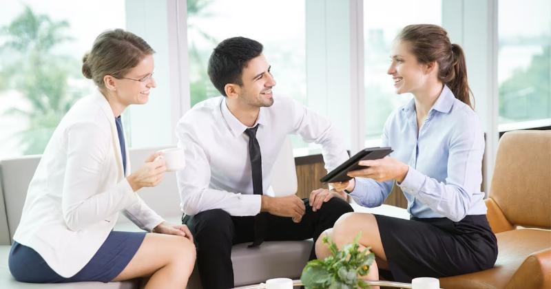 Sơ đồ mô tả các giai đoạn chính trong vòng đời của một dự án từ khởi tạo đến kết thúc.