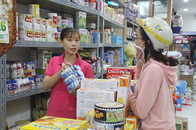 Một kệ hàng trưng bày đa dạng các sản phẩm sữa và dinh dưỡng của Nestle, đối thủ cạnh tranh của Vinamilk
