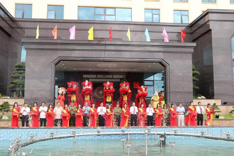 Hình ảnh biểu tượng sự cân bằng giữa nhân tướng học và vận mệnh qua Ma Y Thần Tướng PDF