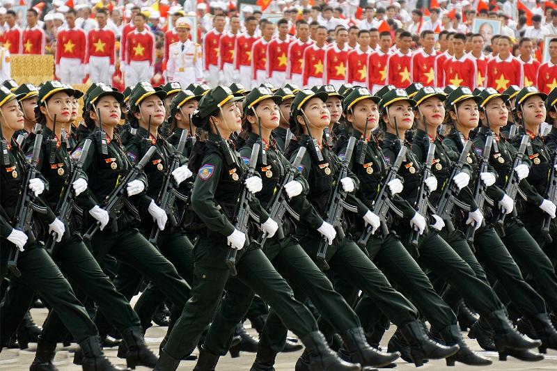 Hình ảnh minh họa việc đấu tranh chống lợi dụng tôn giáo để vi phạm pháp luật, giữ vững ổn định xã hội, có thể biểu trưng bằng cán cân công lý hoặc bàn tay ngăn chặn hành vi sai trái