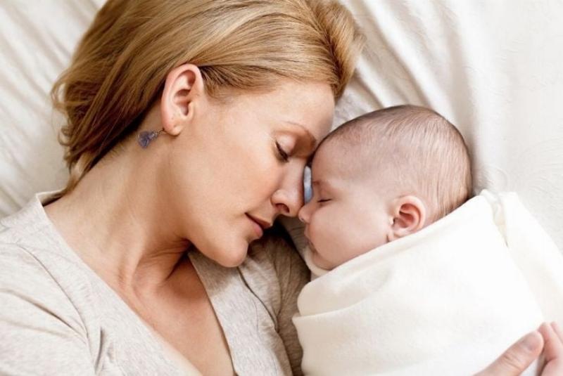Em bé vui chơi khỏe mạnh, biểu tượng hệ miễn dịch tốt nhờ phương pháp nuôi con phù hợp từ sách Để con được ốm ebook