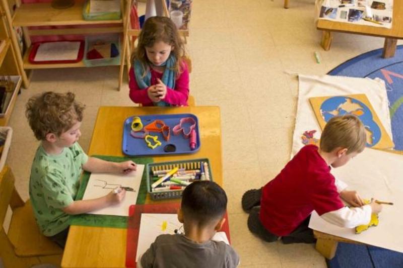Hinh anh minh hoa cac hoat dong Montessori cho tre 1-2 tuoi