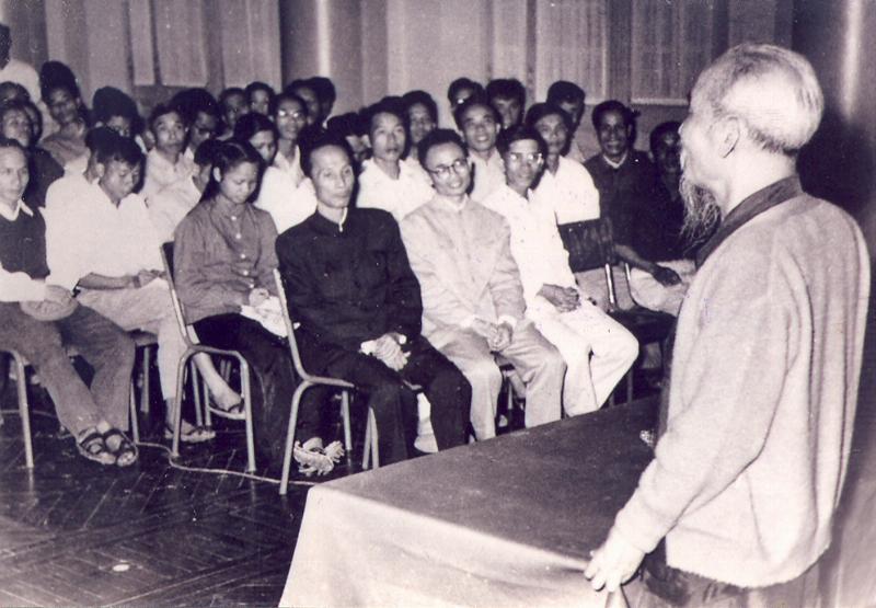 Hình ảnh tượng trưng cho quá trình học tập và nghiên cứu hình học xạ ảnh, với sách vở, công thức và sự tập trung