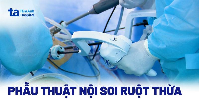 Một bác sĩ đang thực hiện kỹ năng nghe nhu động ruột cho bệnh nhân nằm trên giường bệnh.