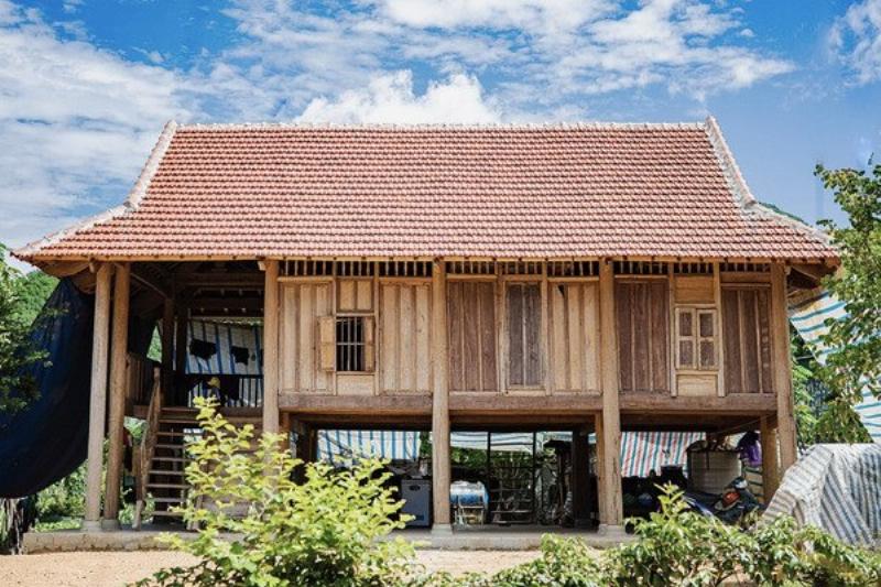 Hình ảnh kết hợp giữa biểu tượng truyền thống (âm dương, ngũ hành) và các yếu tố hiện đại (nhà cao tầng, smartphone), thể hiện sự hòa quyện hoặc xung đột giữa tín ngưỡng cũ và cuộc sống mới