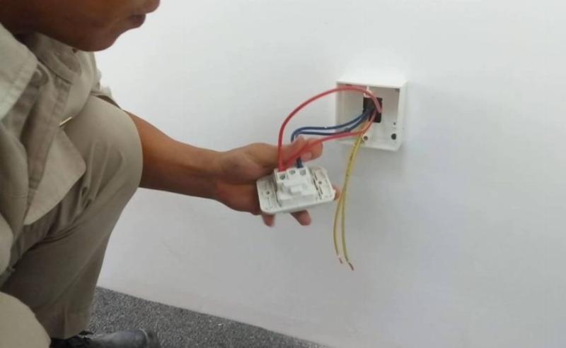 Hướng dẫn tuốt vỏ dây điện đúng cách trước khi thực hiện mối nối để đảm bảo an toàn