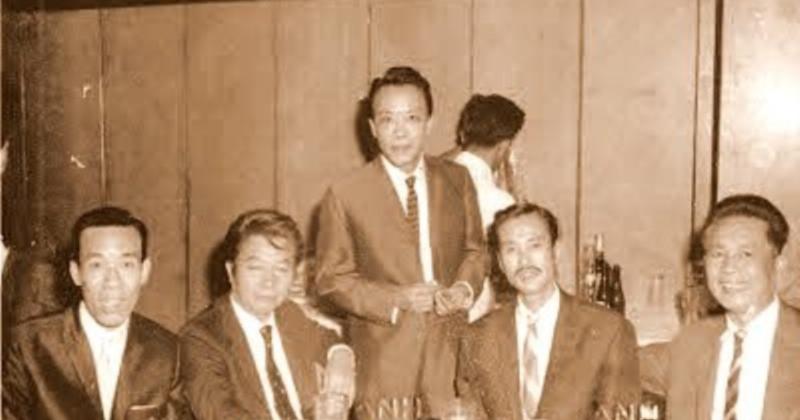 Hình ảnh minh họa sự tập trung và kỷ luật, có thể là biểu tượng đồng hồ, sách vở, và cây đàn vĩ cầm hoặc bút viết, liên kết việc học nhạc và học tập học thuật