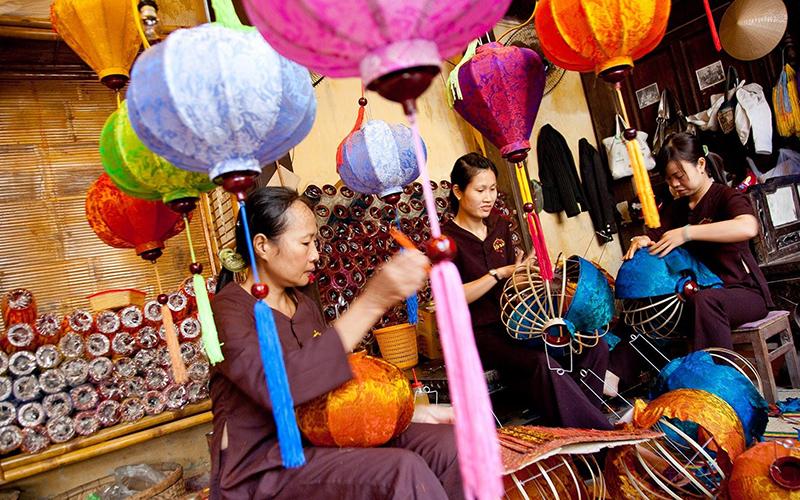Nghệ nhân đang làm đèn lồng truyền thống tại một làng nghề ở Hội An