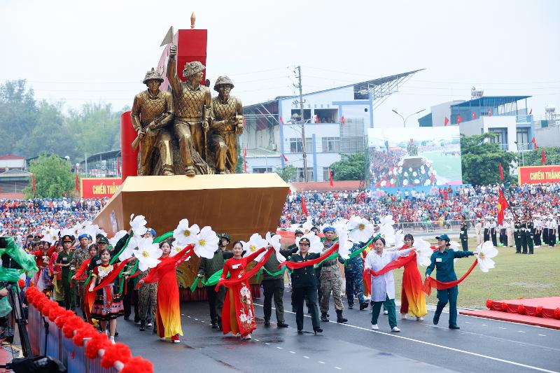 Hình ảnh biểu tượng khối liên minh công - nông - trí thức, có thể là ba nhóm người đại diện cho công nhân (mũ bảo hiểm), nông dân (nón lá/cuốc) và trí thức (sách/máy tính) đứng cạnh nhau, thể hiện sự đoàn kết.