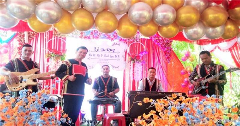 Người dẫn chương trình văn nghệ đám cưới đứng tự tin trên sân khấu