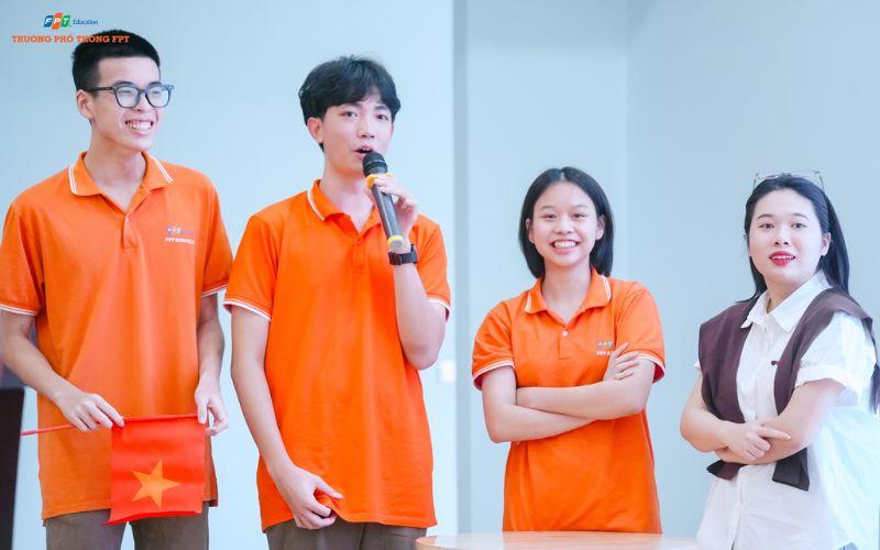 Hình ảnh minh họa một sinh viên đang luyện tập trình bày báo cáo thực tập với powerpoint, trước gương hoặc trước nhóm nhỏ bạn bè.