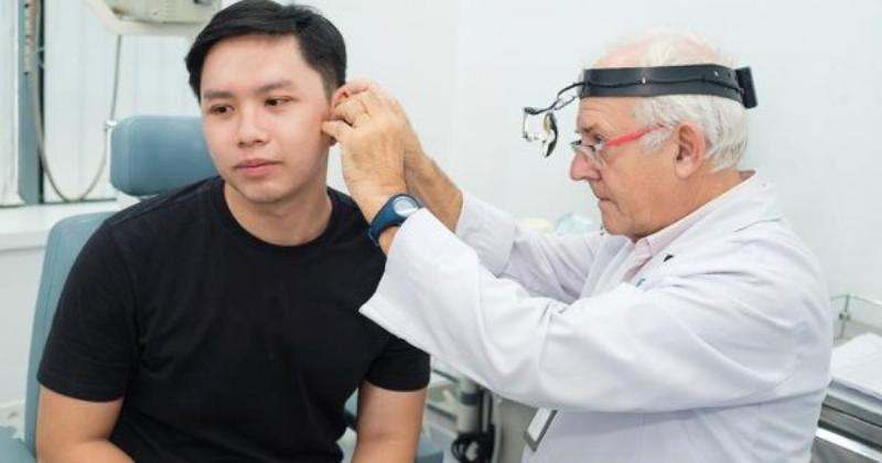 Hinh minh hoa cac buoc nhan dinh tinh trang benh nhan bi viem tai giua mot cach chuyen nghiep