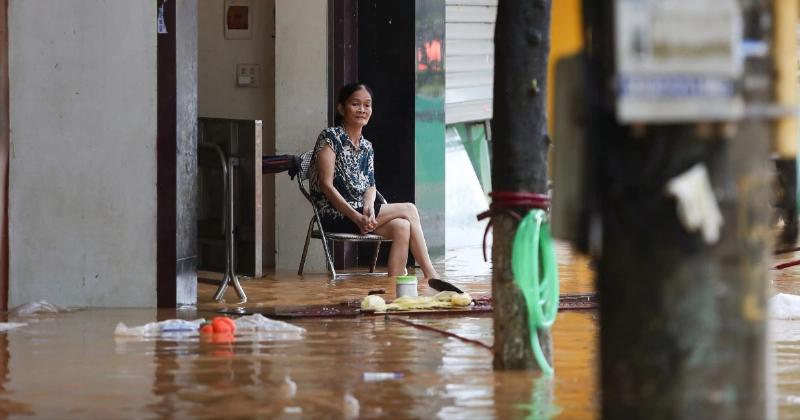 Nước lũ cuốn trôi nhà cửa