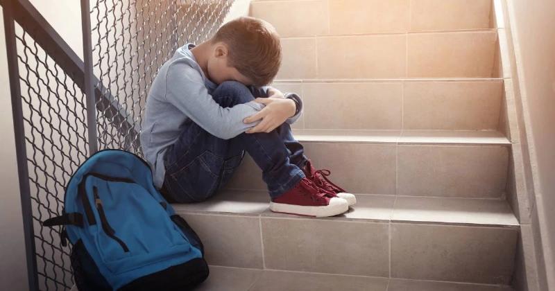 Hình ảnh minh họa sự khác biệt giữa bạo lực học đường và xâm hại trẻ em, có thể sử dụng hai biểu tượng khác nhau hoặc sơ đồ Venn để thể hiện các khía cạnh riêng và chung