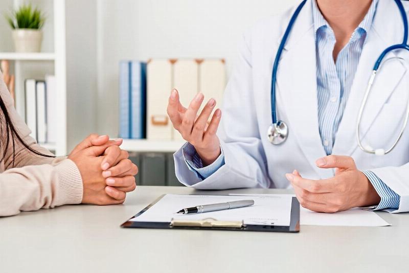Sinh viên y khoa học cách hỏi bệnh sử bệnh nhân ngoại khoa