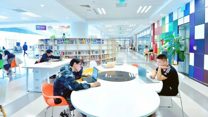Sinh viên học nhóm môn Triết học Mác Lênin, thảo luận các khái niệm phức tạp