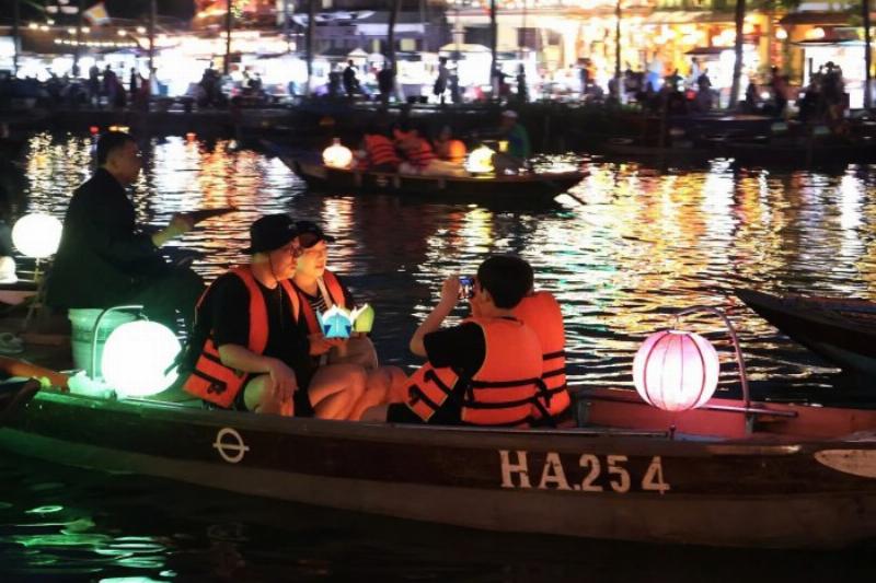 Khung cảnh lãng mạn của sông Hoài về đêm với thuyền hoa đăng và đèn lồng