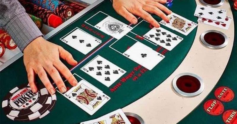 Hai người chơi poker đang thông đồng với nhau để gian lận, vi phạm luật poker