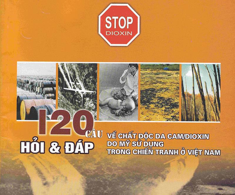 Hình ảnh thực tế về một con sông hoặc hồ bị ô nhiễm nặng ở Việt Nam hoặc khu vực Đông Nam Á, có màu sắc bất thường, rác thải nổi lềnh bềnh hoặc bọt trắng