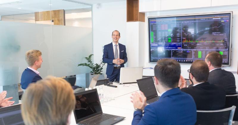 Hình ảnh minh họa việc tích hợp video, biểu đồ, hình ảnh vào slide powerpoint để bài trình bày hấp dẫn hơn