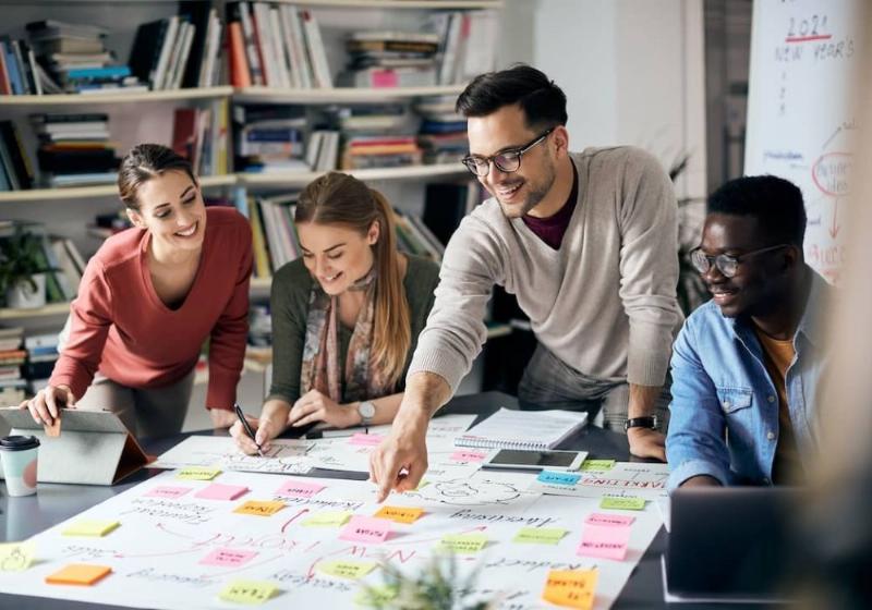 Biểu tượng kết nối giữa Tiếng Anh Kinh doanh, báo cáo thực tập và sách Market Leader, thể hiện sự liên quan chặt chẽ