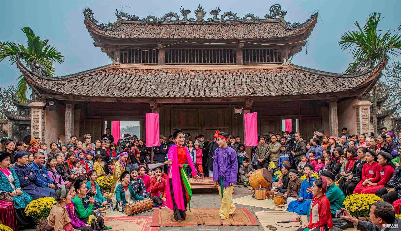 Minh họa tính thống nhất vật chất của thế giới bằng hình ảnh các dạng vật chất khác nhau (thiên hà, núi, sinh vật, con người) kết nối với nhau bằng một "dòng chảy" vật chất cơ bản.