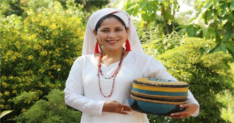 Người dân hoặc du khách trong trang phục truyền thống Việt Nam tại Hội An