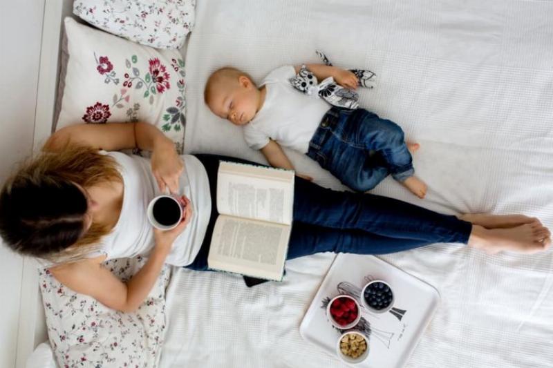 Tủ sách ebook nuôi dạy con, đại diện cho nguồn tài nguyên kiến thức số cho cha mẹ, bao gồm Để con được ốm ebook