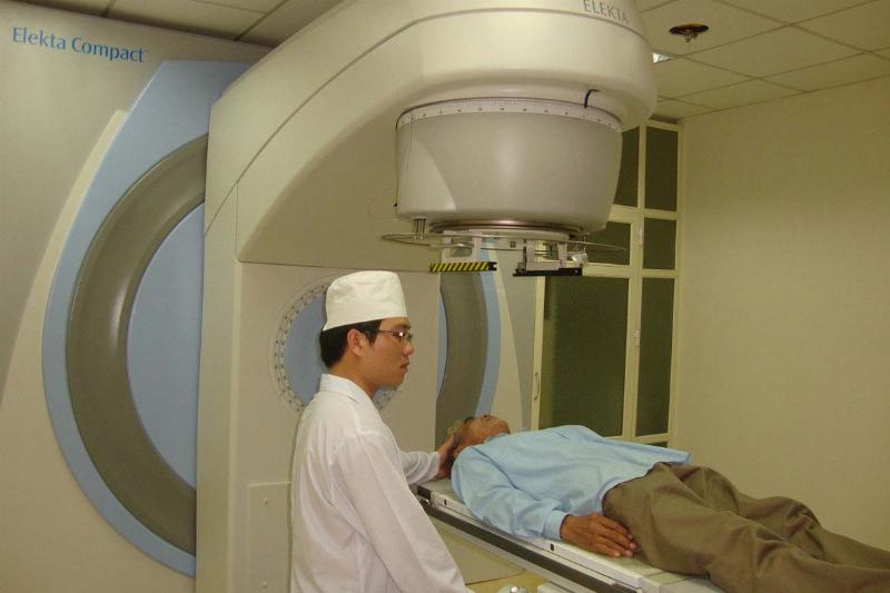 Hinh anh minh hoa cong nghe hien dai ung dung trong nghien cuu sinh ly hoc y khoa nhu AI sinh hoc phan tu