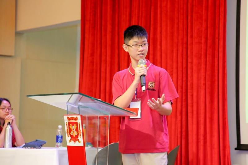 Hình ảnh minh họa người thuyết trình đang tương tác với khán giả, có thể có bong bóng thoại với câu hỏi hoặc biểu tượng giơ tay phát biểu, thể hiện không khí trao đổi cởi mở